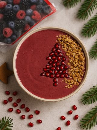 Užijte si vánoční čas bez stresu, ale s plnohodnotnou a lahodnou snídaní! Smoothie Bowl, která chutná jako perníček! 🎄🍓🫐...